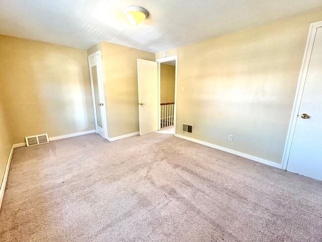 Building Photo - 3 Bedroom 1 Bath Available in Harrisburg!