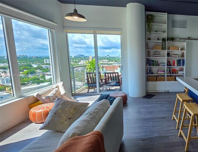 Building Photo - 10 SW South River Dr