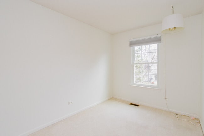 Building Photo - 1217 N Village Dr