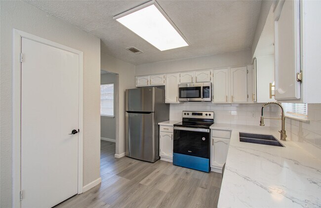 Building Photo - 16610 Cairngorm Dr
