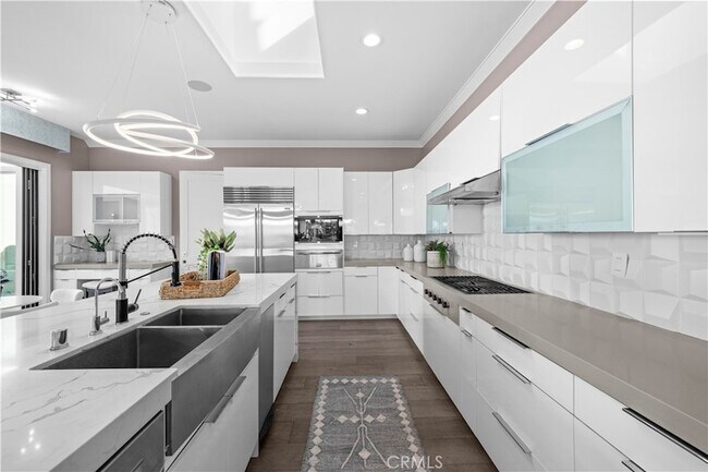 Building Photo - 58 Victoria