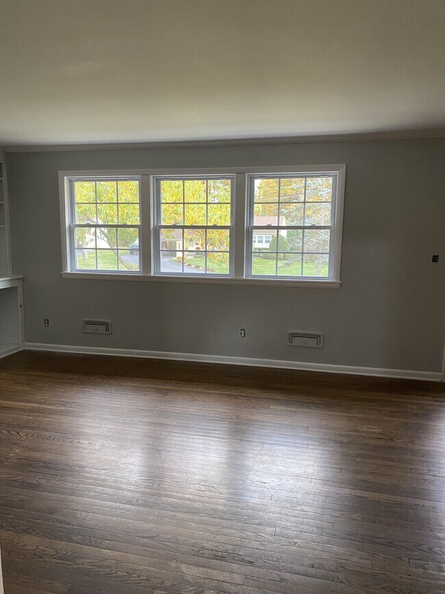 Building Photo - 13 Ellen Lane