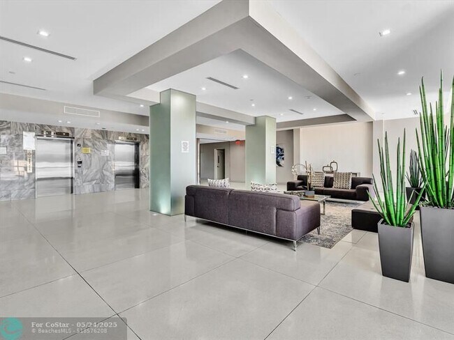 Building Photo - 20379 W Country Club Dr