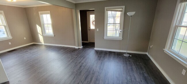 Building Photo - Available August 1st - 3 Bed Home in Cloqu...