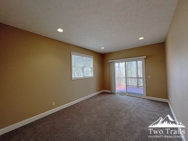 Building Photo - LUXURY MOUNTAIN LIVING IN GATED COMMUNITY