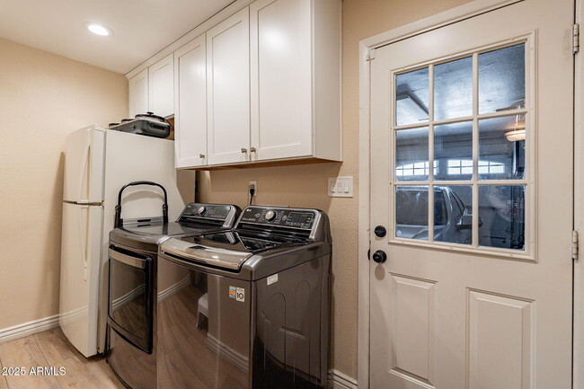 Building Photo - 4021 S Holbrook Ln