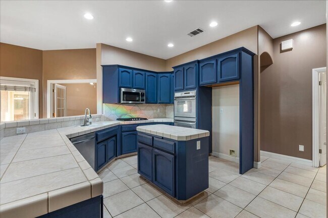 Building Photo - West Bakersfield Custom Home for Rent Available Now!