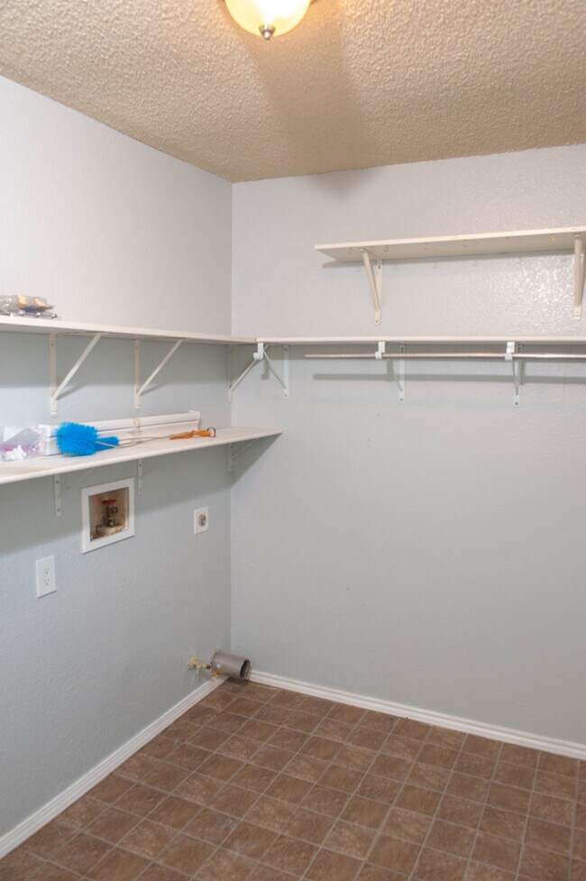 Building Photo - 1002 Cresswell Dr