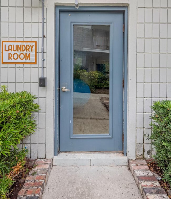 Building Photo - 4401 W Kennedy Blvd