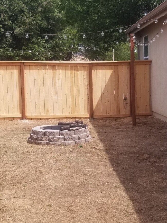 Building Photo - Nice single level Lincoln Crossing Home on...
