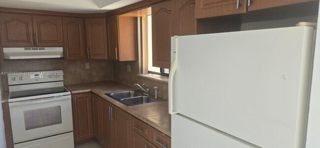 Building Photo - 6325 SW 138th Ct