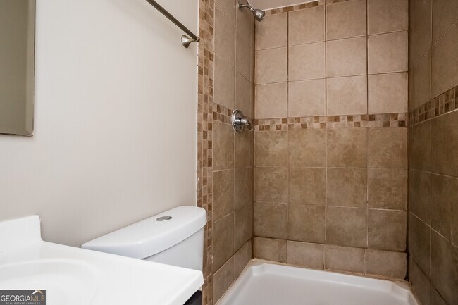 Building Photo - 2134 Elinwood Dr