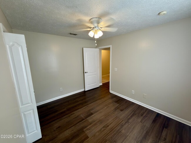 Building Photo - 425 Dolphin Dr