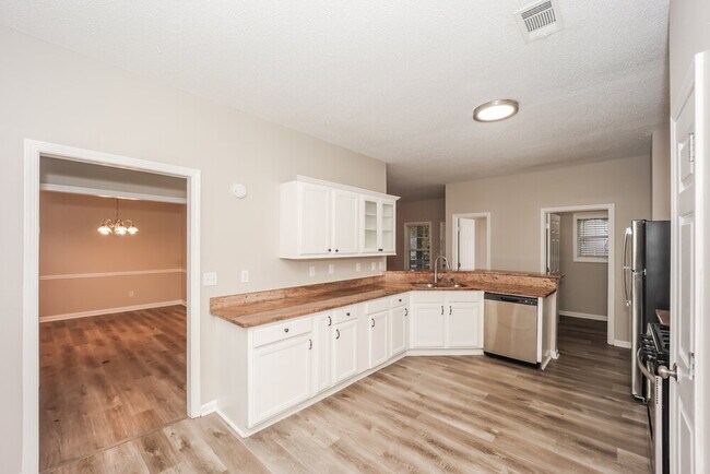 Building Photo - 8144 Green Garden Dr