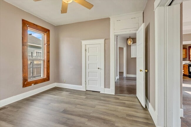 Building Photo - 913 S Hoff Ave