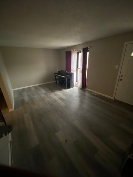 Living room - 613 Rosetta Dr