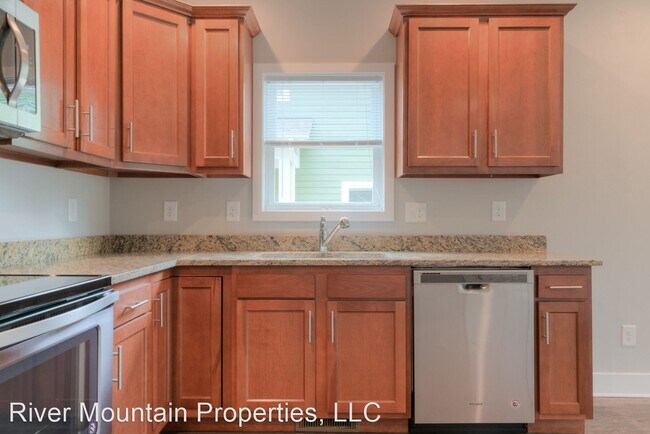 Building Photo - 4 br, 4.5 bath House - 206 Uptown Trail