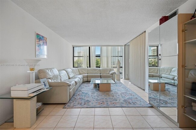 Building Photo - 800 Parkview Dr