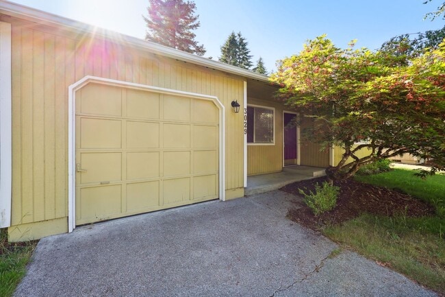 Building Photo - Move in ready now! West side cutie! 2 bed,...