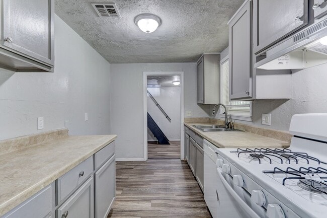Building Photo - Newly Renovated  4 bedroom 1 bath