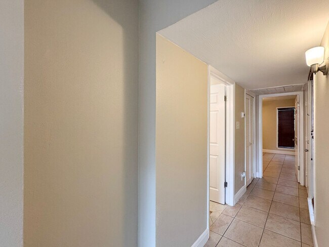 Building Photo - 3843