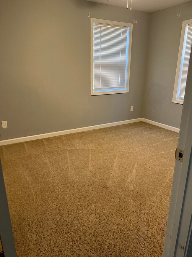 Building Photo - 43 Finch Dr SE