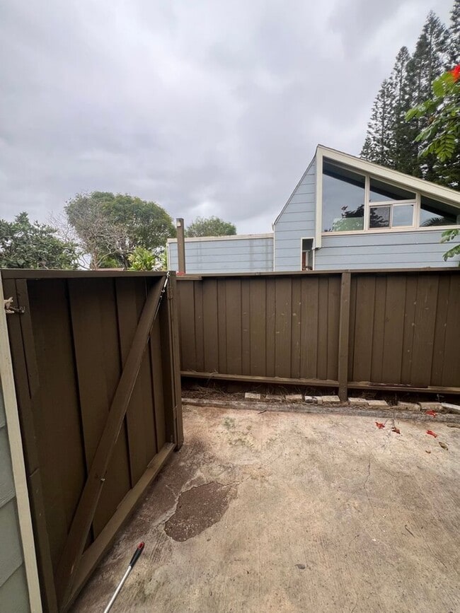 Building Photo - Loft, 2 Bedrooms, Split Townhouse, AC, 2 Parking