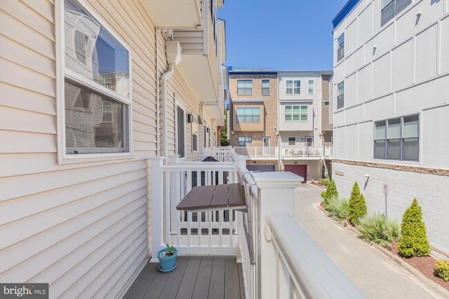 Building Photo - 4548 Longfellow St