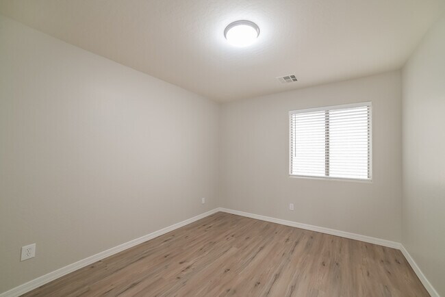 Building Photo - 6518 W Red Fox Rd