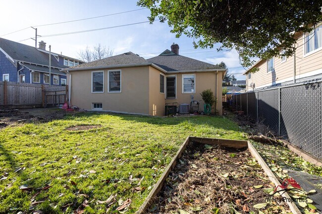 Building Photo - 5206 SE 17th Ave