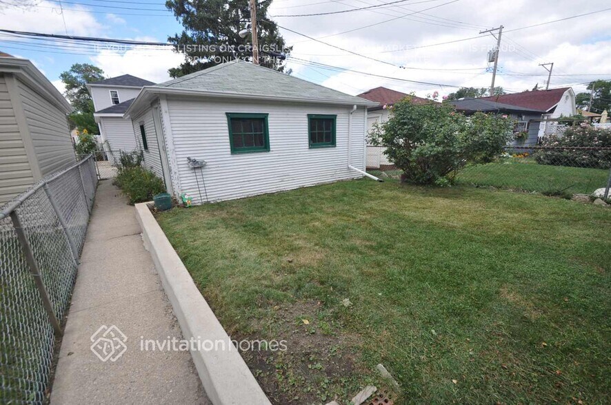 Building Photo - 5458 N Marmora Ave