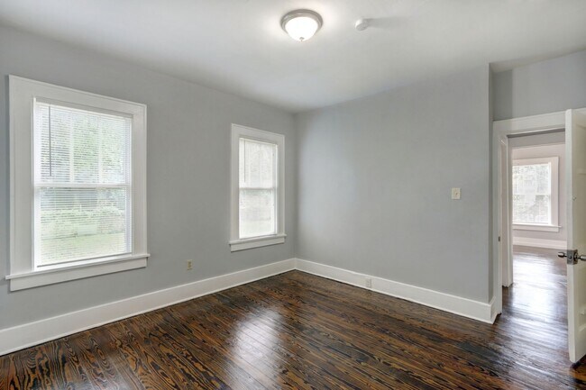 Building Photo - Large 3BR/2BA Downtown Home Walking Distan...