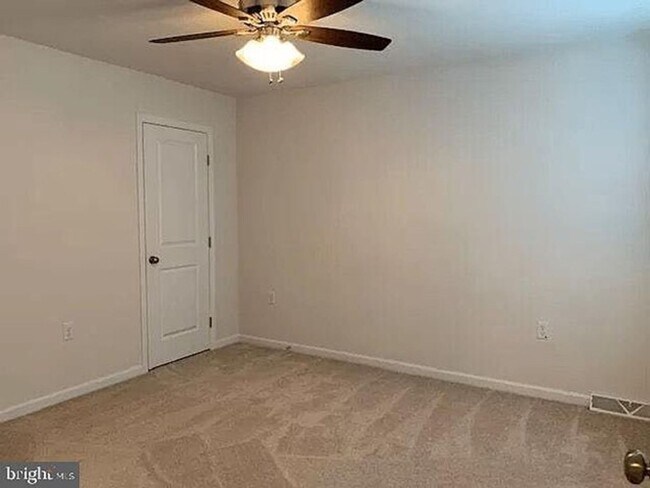 Building Photo - 613 Line Rd