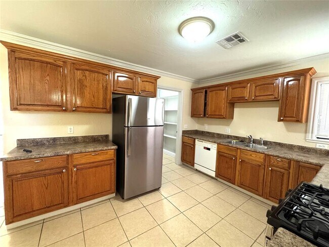 Building Photo - 1101 W Wilshire Blvd