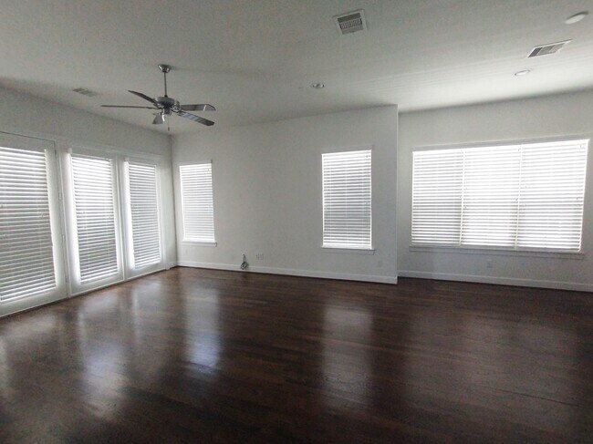 2nd floor Living room - 3406 La Branch St