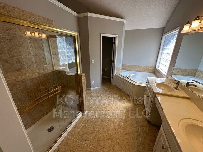 Building Photo - 5605 W 153rd Terrace