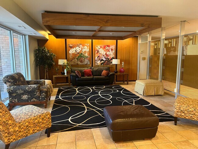 Building Photo - Downtown Condo