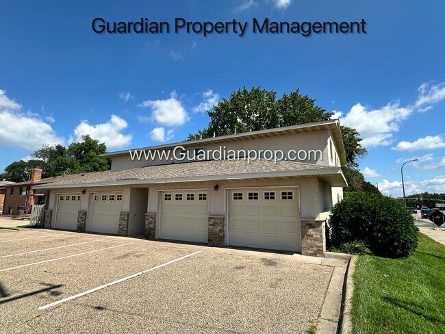 Building Photo - Richfield 2nd Floor Apartment, Very Spacio...
