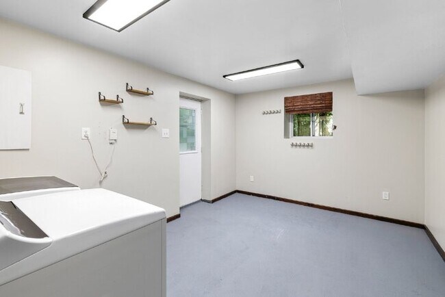 Building Photo - Spacious 5 Bedroom Home in Midlothian - $2,800/mo