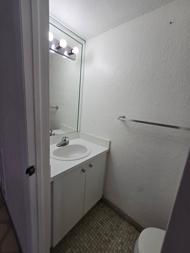 Building Photo - 1305 W 53rd St