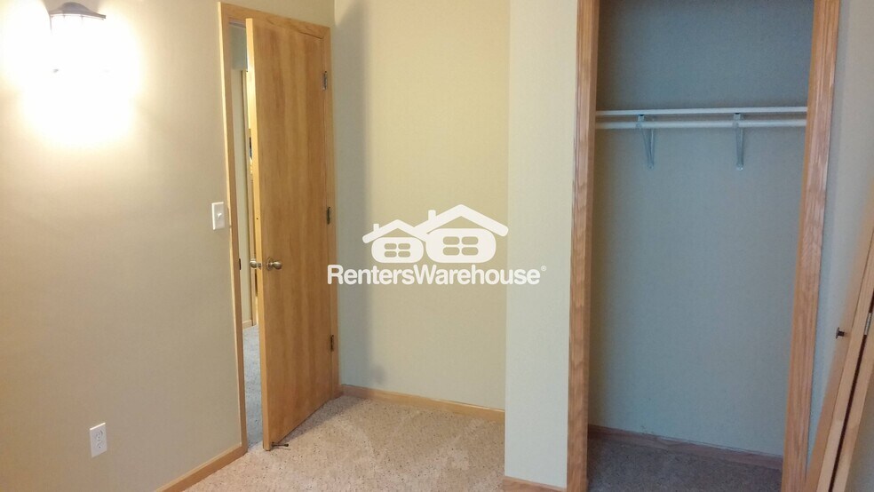 Building Photo - 127 S Cedar St