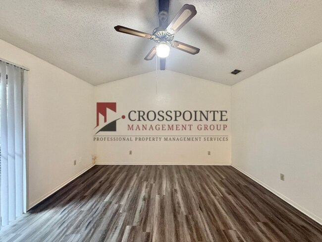 Building Photo - Available! 2 Bedroom 1 Bath Duplex in Longview!