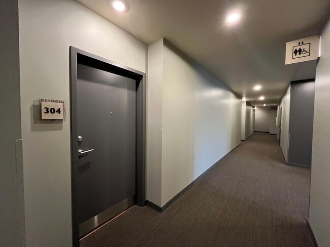 Building Photo - Modern Condo in NW District, Portland! On ...