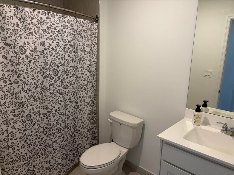 Building Photo - 4181 Lagoon Shore Dr