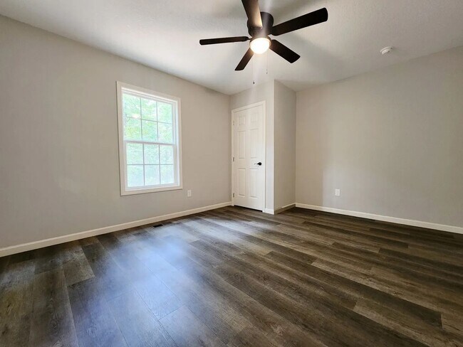 Building Photo - Stunning 3-Bedroom All-Brick Home with New Appliances & Large Deck in Kodak, TN