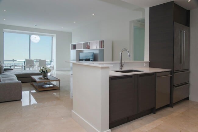 Building Photo - 1425 Brickell Ave