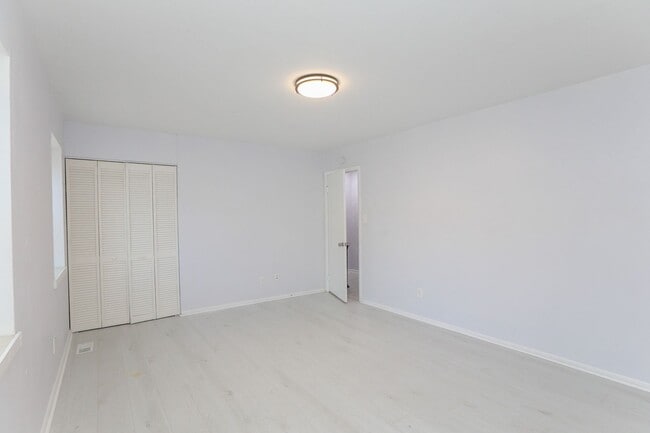 Building Photo - "Beautifully Updated Townhome – Ready for ...