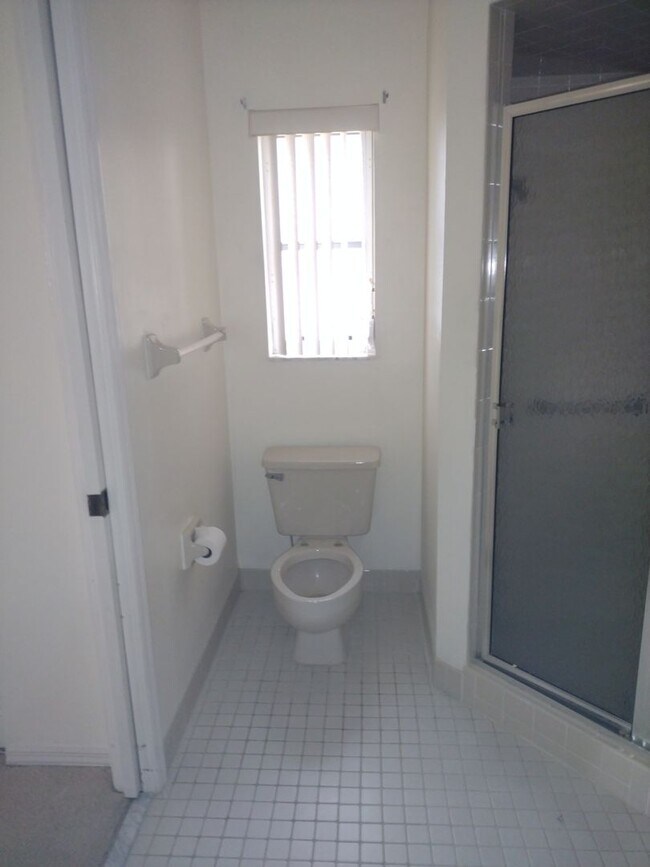 Building Photo - 2 bedroom 2 bathroom Large House for rent ...