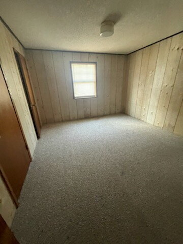 Building Photo - 3 Bedroom 1 bath apartment
