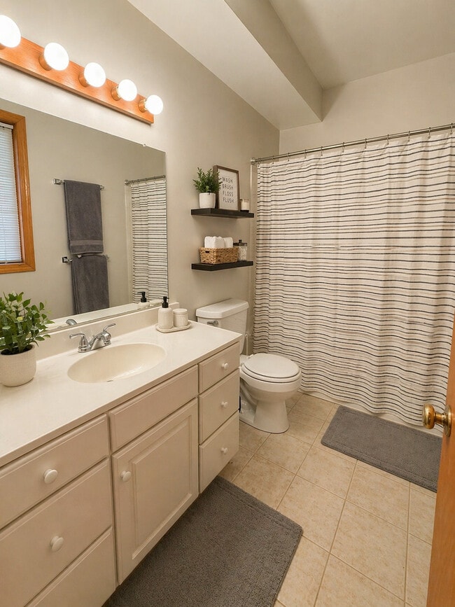 Building Photo - 1463 N Leavitt St